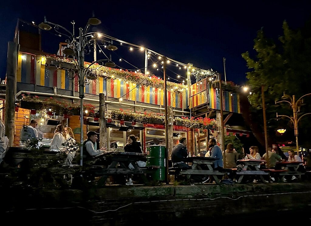 amsterdam-music-venue-hannekes-boom-outside-area-at-night-with-string-lights