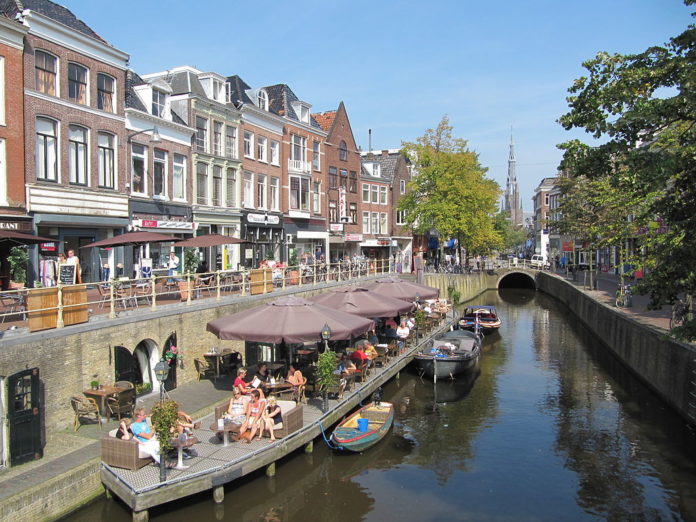 buildings-and-restaurants-along-a-canal-in-leeuwarden