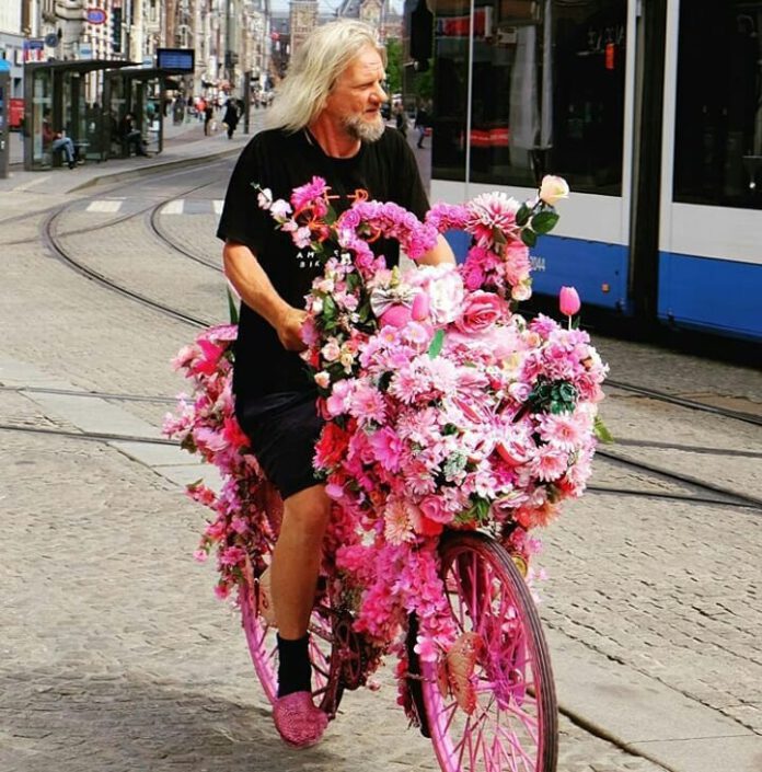Amsterdam's blossoming bikes keep popping up and we're OBSESSED