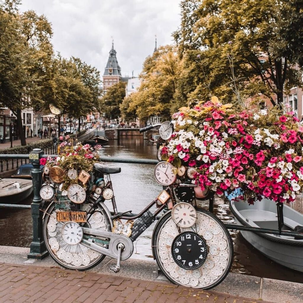 The-tijd-fiets-a-bike-covered-in-clocks-and-watches-in-Amsterdam
