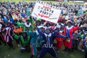 1382854479-dutch-protest-in-the-hague-to-keep-folklore-of-zwartepiet-alive_3059021