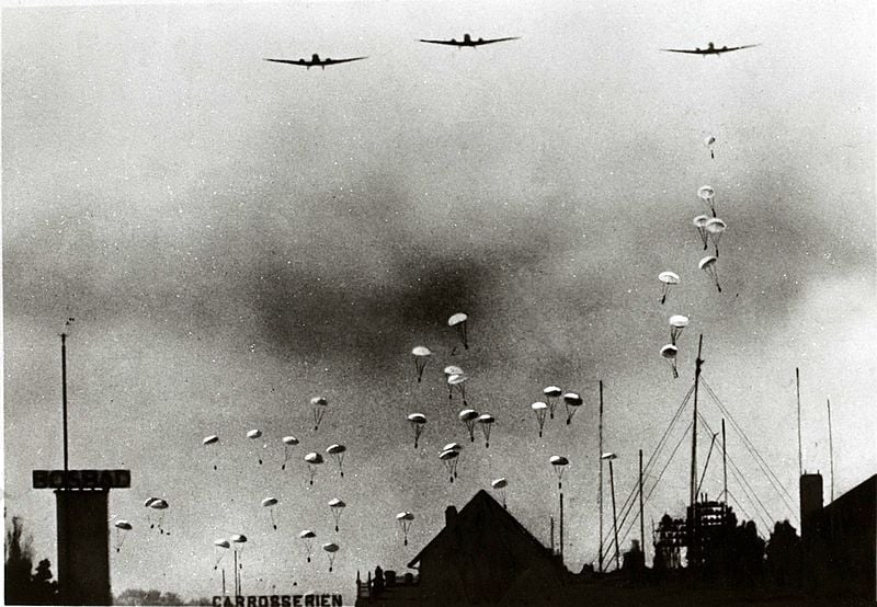 German-paratroopers-landing-over-The-Hague-in-1940