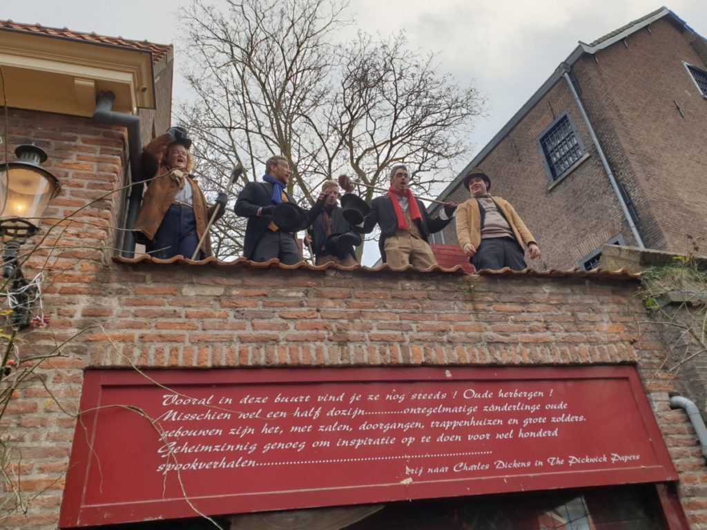 men-sing-on-a-roof-at-the-dickens-festival-christmas-market-in-Netherlands