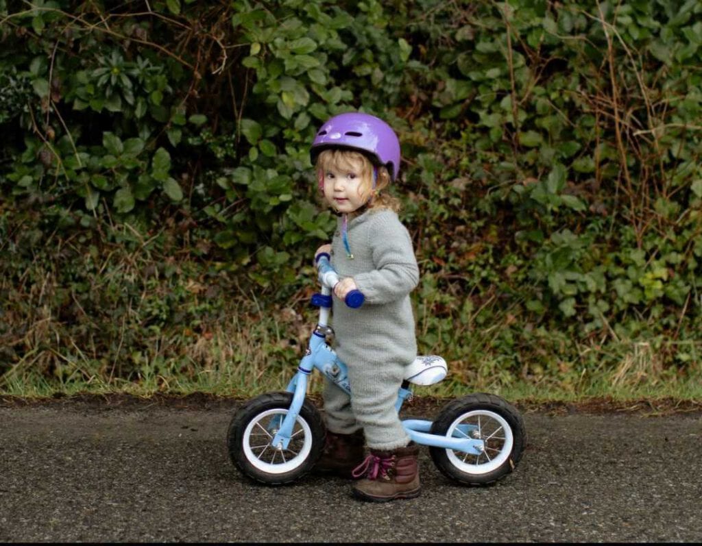 Photo-of-little-girl-cycling-the-Netherlands