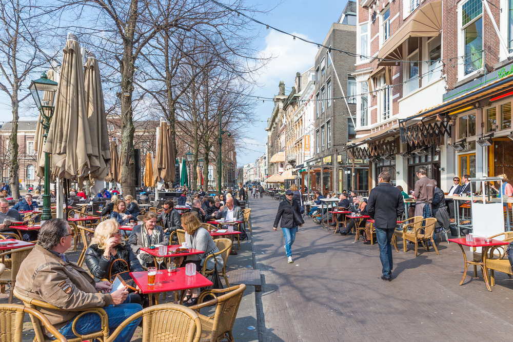 People-sitting-at-tables-on-terraces-in-sunny-weather