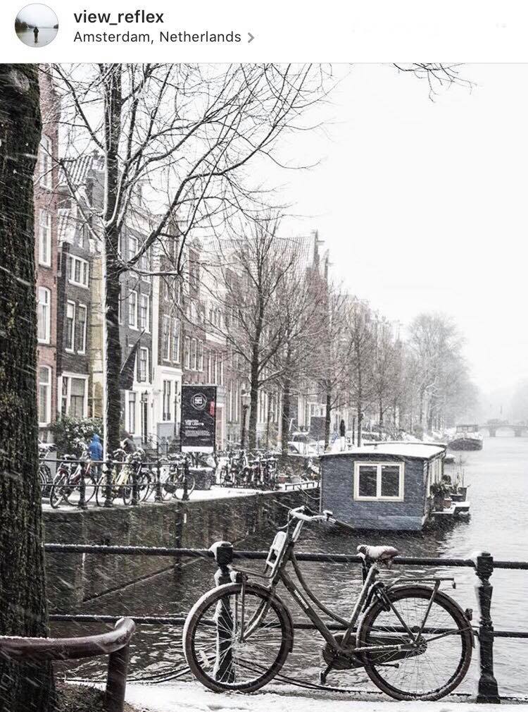 instagram-post-of-a-bike-and-houseboat-covered-in-snow-in-Amsterdam