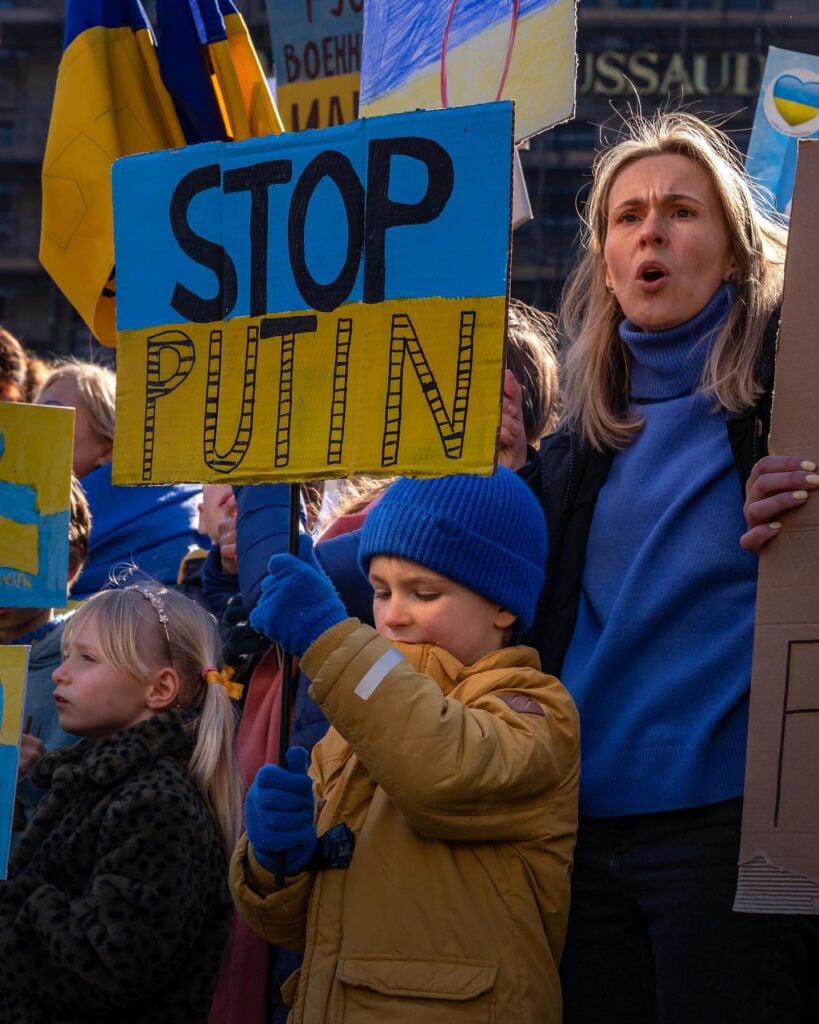 protesters-in-support-of-ukraine-on-the-dam-square-holding-a-stop-putin-sign