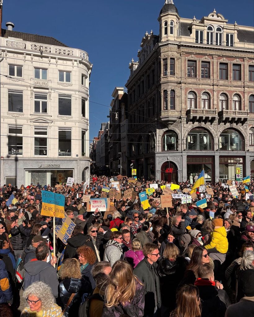 protesters-on-the-dam-square-supporting-ukraine