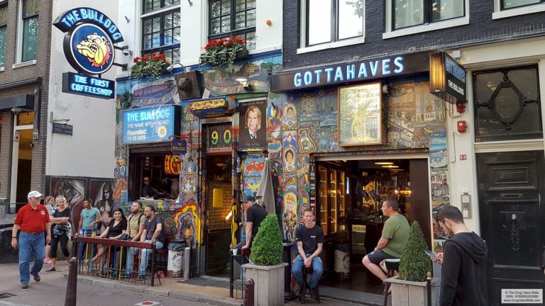 ‘Tourists should be banned from coffeeshops’