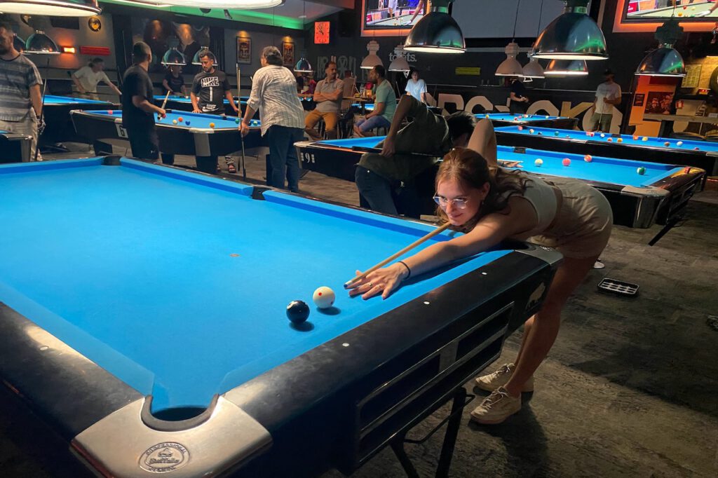 photo-in-a-pool-bar-making-the-last-shot