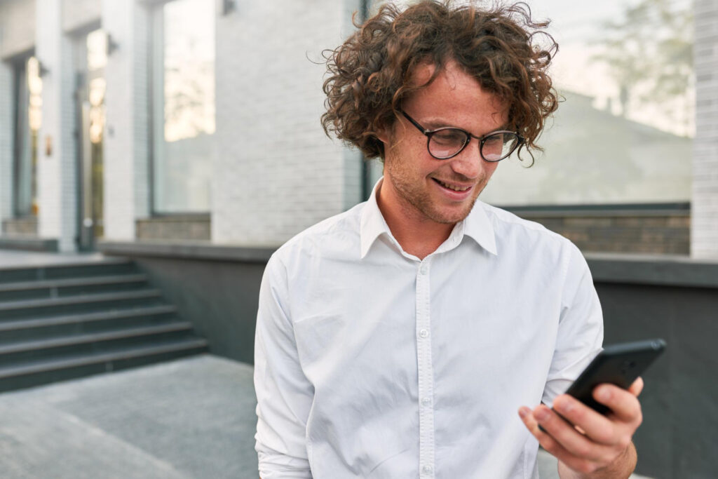 photo-of-man-looking-down-at-phone-using-trade-republic-signing-up-as-new-customer-and-getting-3-percent-interest