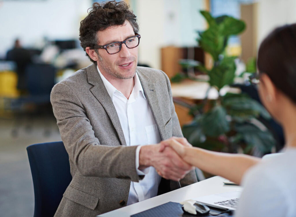 photo-of-recruiter-in-the-Netherlands-shaking-hands-with-candidate