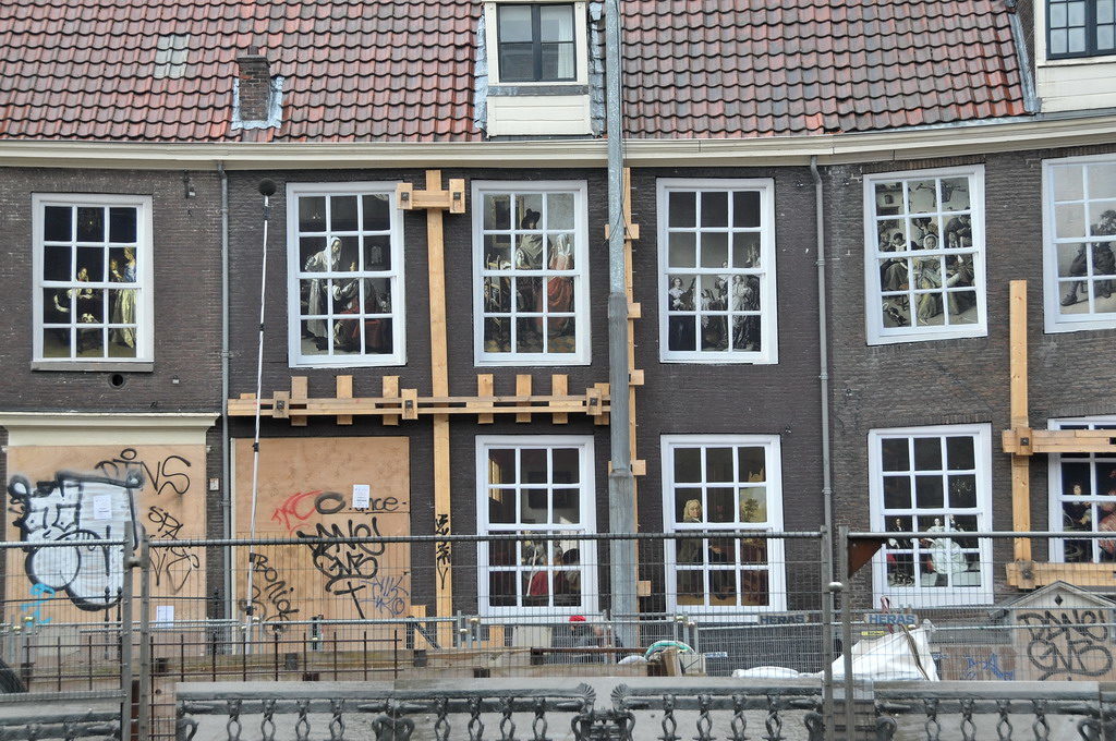 Sinking houses in Amsterdam make a big Dutch fail