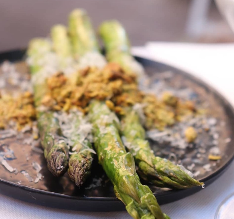 photo-of-asparagus-on-plate-at-restaurant-ñ-the-hague-one-of-many-restaurants-in-The-Hague