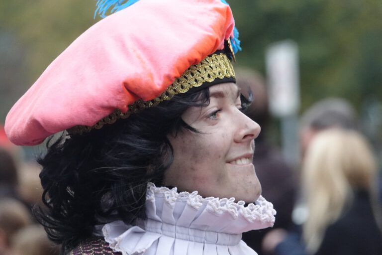 Google steps in to Zwarte Piet debate: blocks ads for ALL depictions (even Soot Piet!)