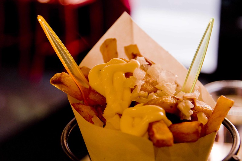 Dutch-Fries-Patatje-or-Frietje-with-plastic-forks-mayonnaise-and-onions 