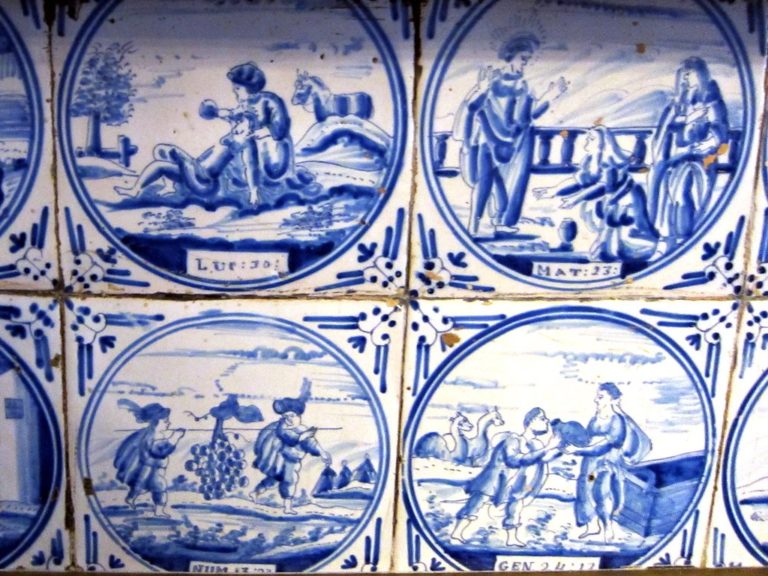 Manic for tulips? Man creates arcade game out of Delft tiles