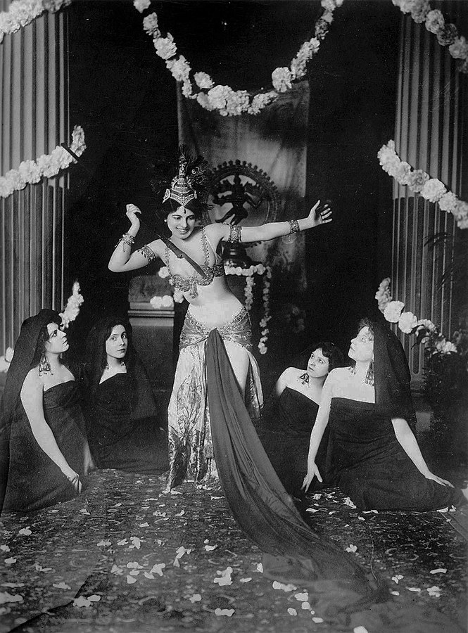 photo-of-mata-hari-dancing-in-the-musee-guimet-in-1905