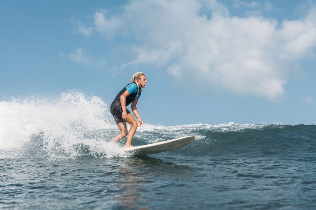 photo-young-man-surfing-in-the-netherlands