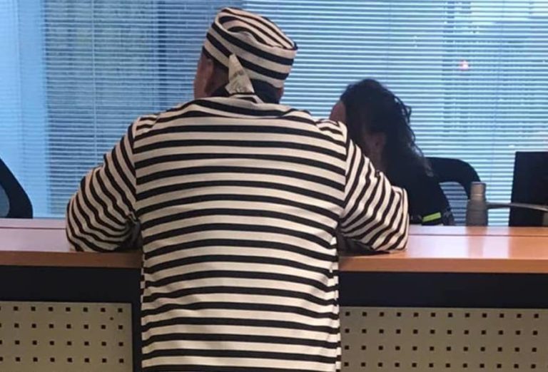 Man dressed in prison costume turns himself in for imprisonment