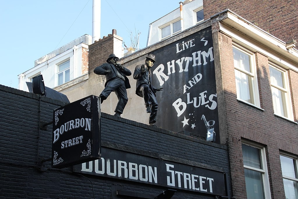 amsterdam-music-venue-bourbon-street-men-dancing-on-roof-on-sunny-day