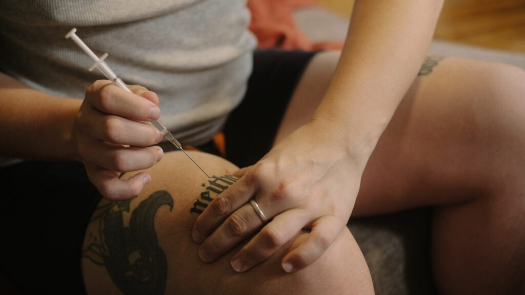 photo-of-transmasculine-person-injecting-testosterone-in-the-netherlands