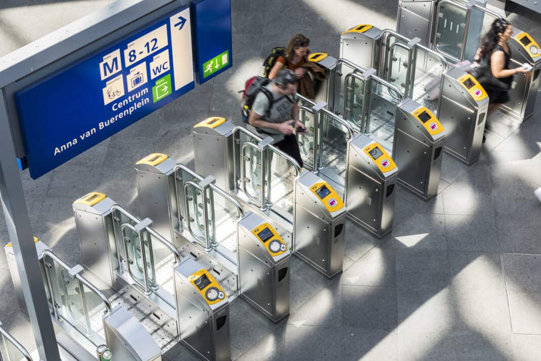 Photo-of-a-guy-checking-in-at-the-station-in-Den-Haag