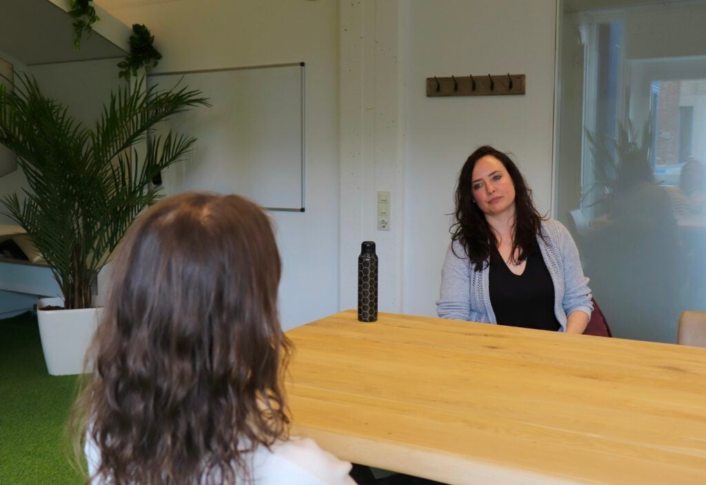 two-women-looking-at-each-other-during-interview-with-an-expat-psychologist