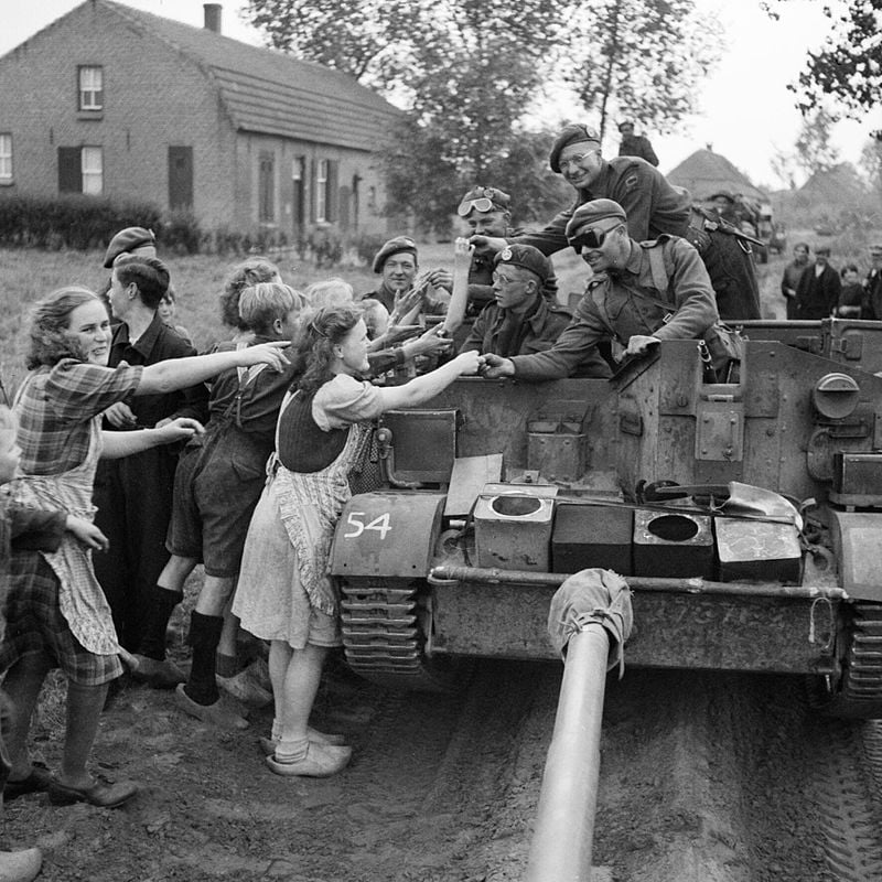 The Netherlands at war. Chocolate handed out to Dutch children by soldiers, 1944