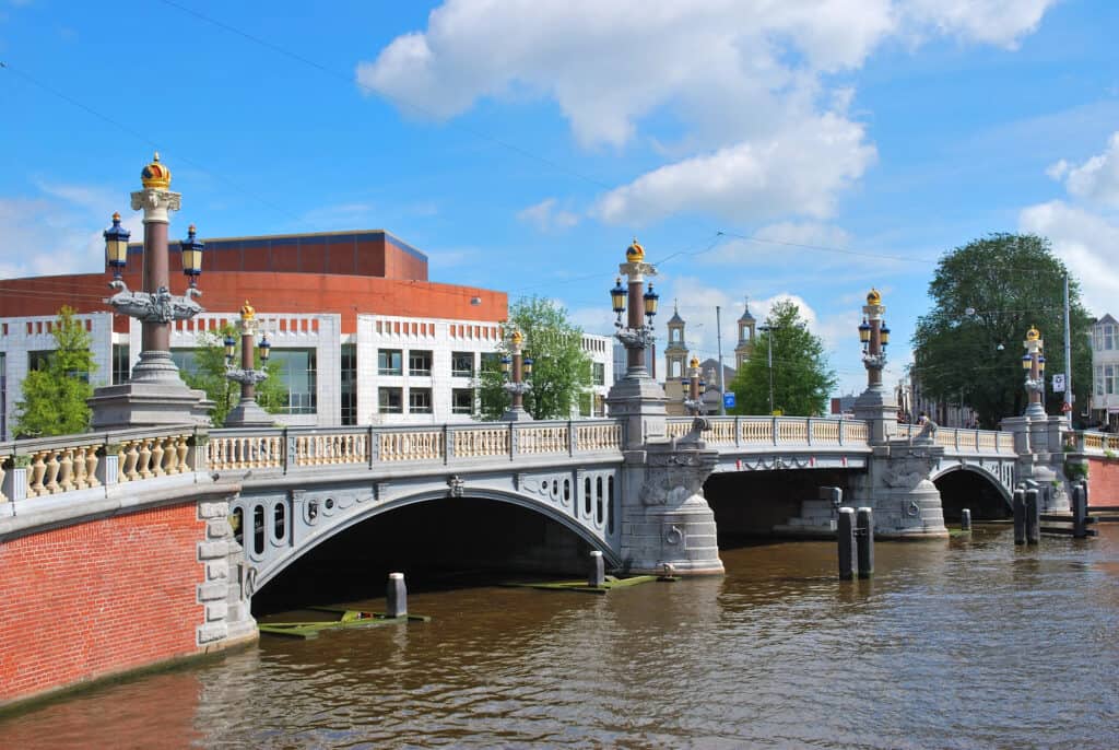 Amstel-river-in-amsterdam-on-scenic-bike