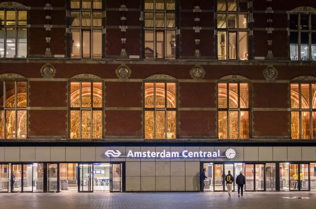 amsterdam-centraal-train-station-at-night