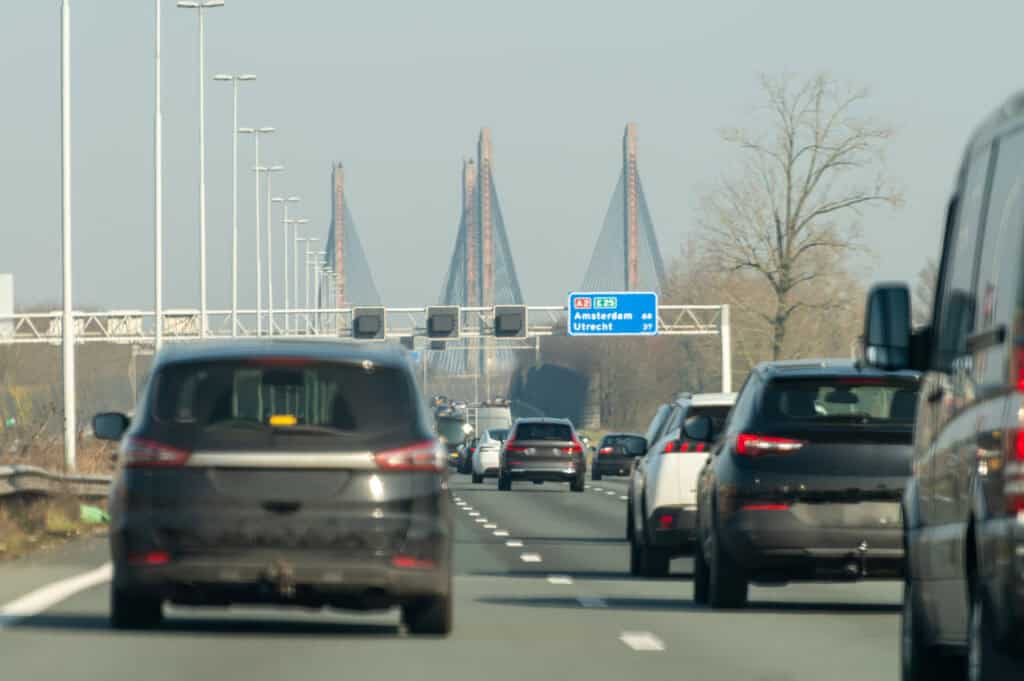 foto-do-tráfego-na-utrecht-amsterdam-estrada-construção