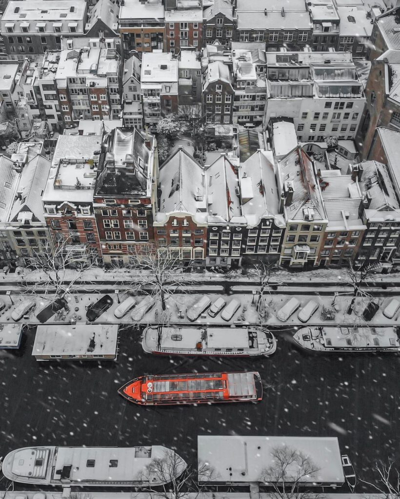 Drone-photo-of-Amsterdam-canals-under-snow