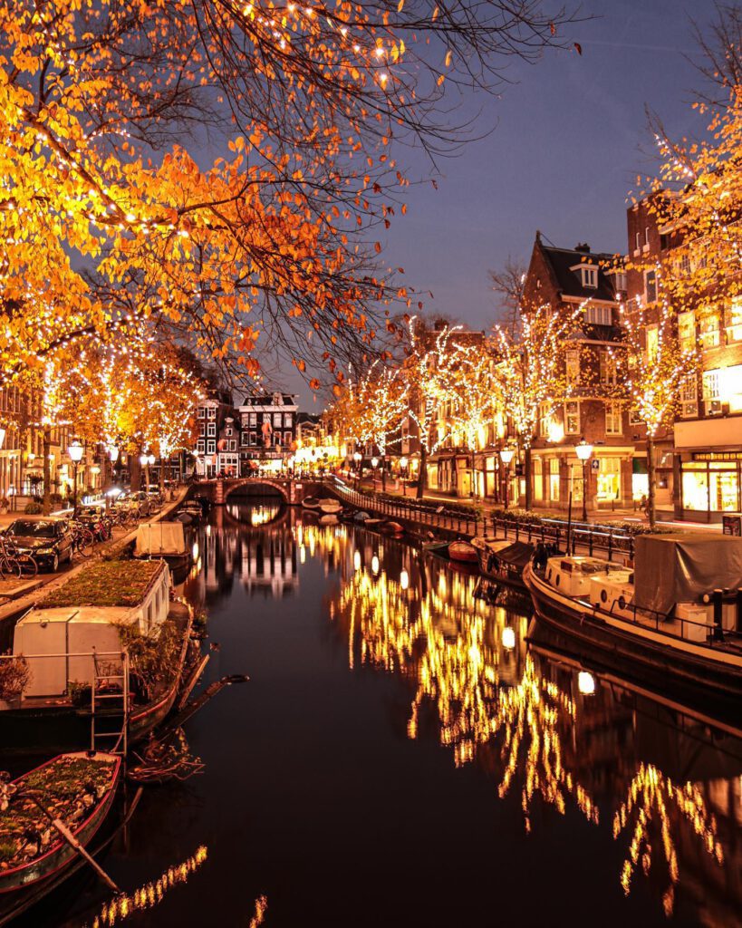 Amsterdam-at-night-in-autumn-lights-photography