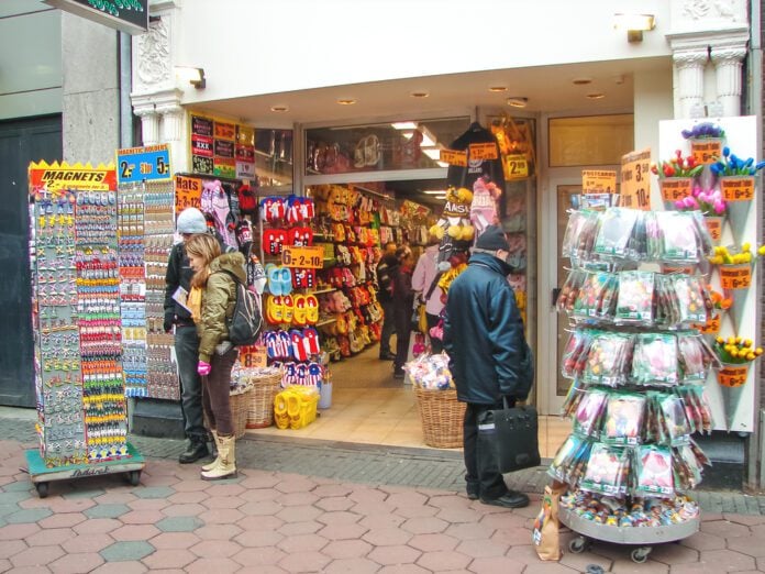 photo-of-Amsterdam-souvenir-shop-tourist-shop