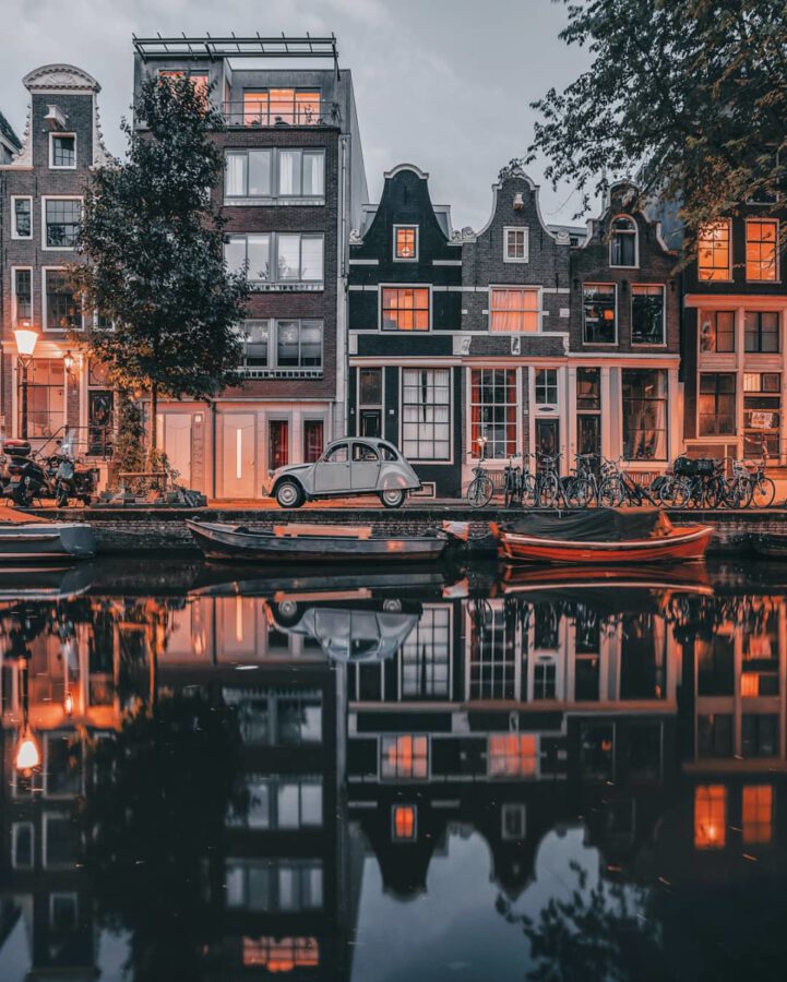 amsterdam-canal-houses-and-old-car-in-evening-light