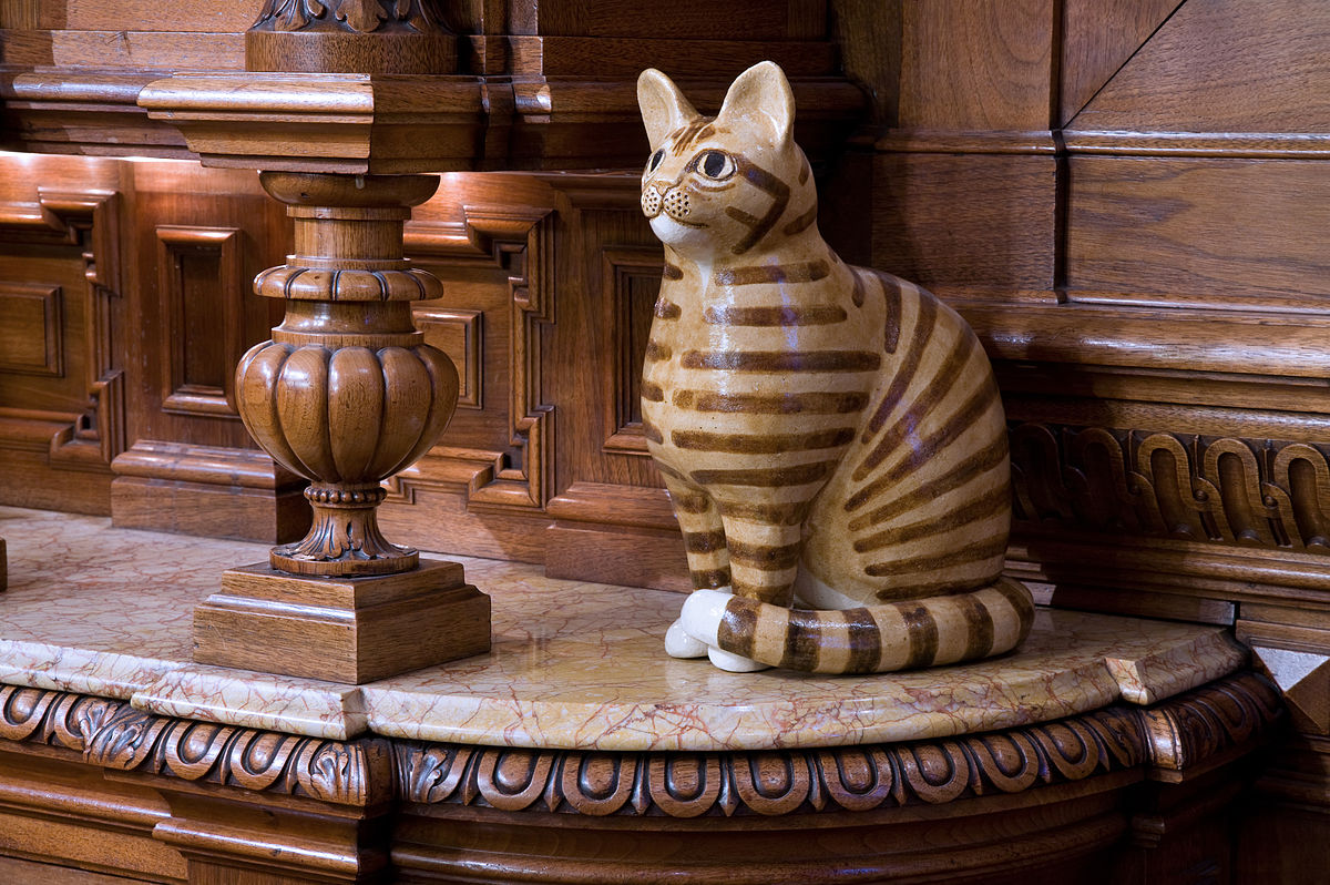 Photo-of-a-wodden-cat-sculpture-take-in-kattenkabinet-amsterdam