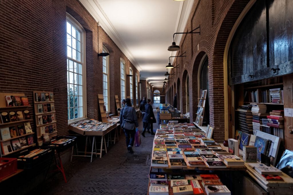 picture-of-books-market-in-Amsterdam-with-book-stalls