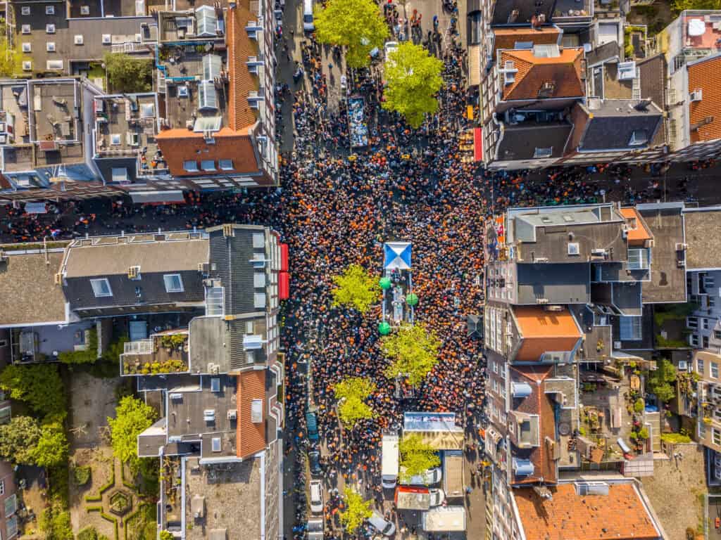 Centro da cidade de Amsterdã totalmente lotado durante o Dia do Rei
