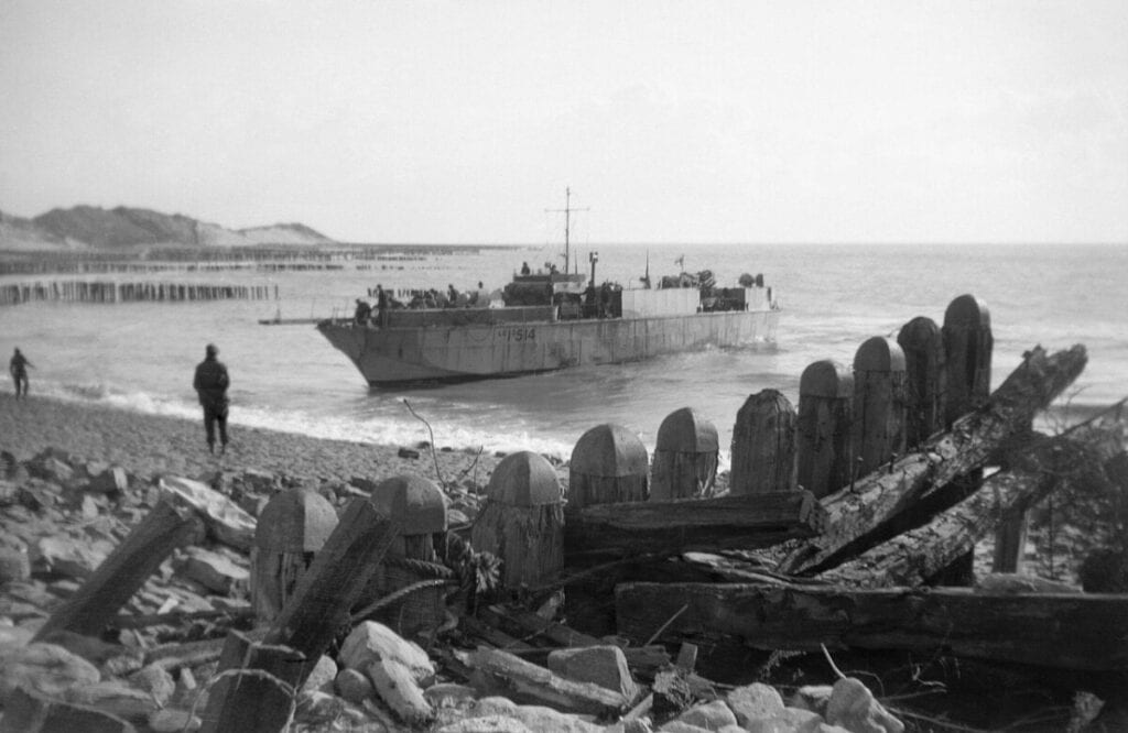Photo-of-infantry-landing-on-Scheldt