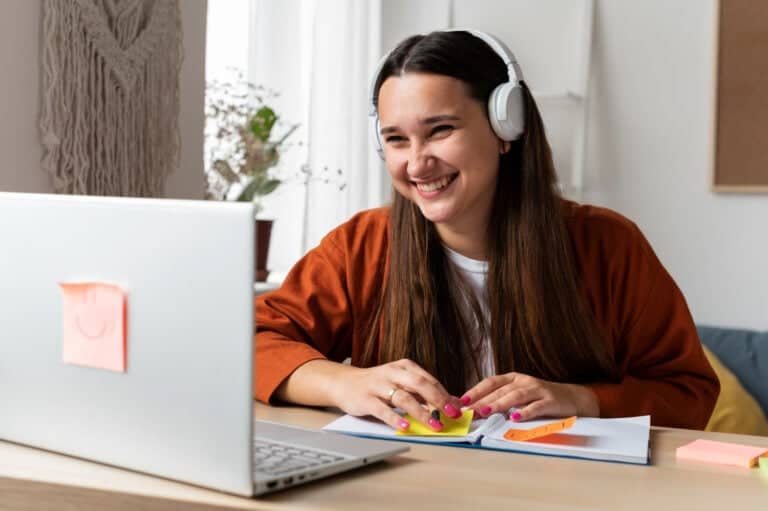 photo-of-woman-sitting-at-desk-attending-Taalthuis-online-Dutch-course