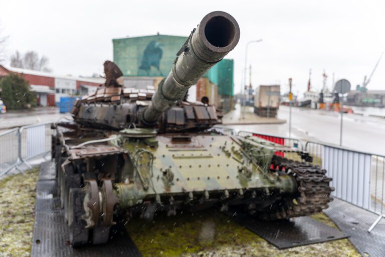 An important reminder: Amsterdam displays destroyed Russian tank on the Leidseplein
