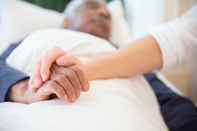 person-holding-elderly-mans-hand-dying-in-netherlands