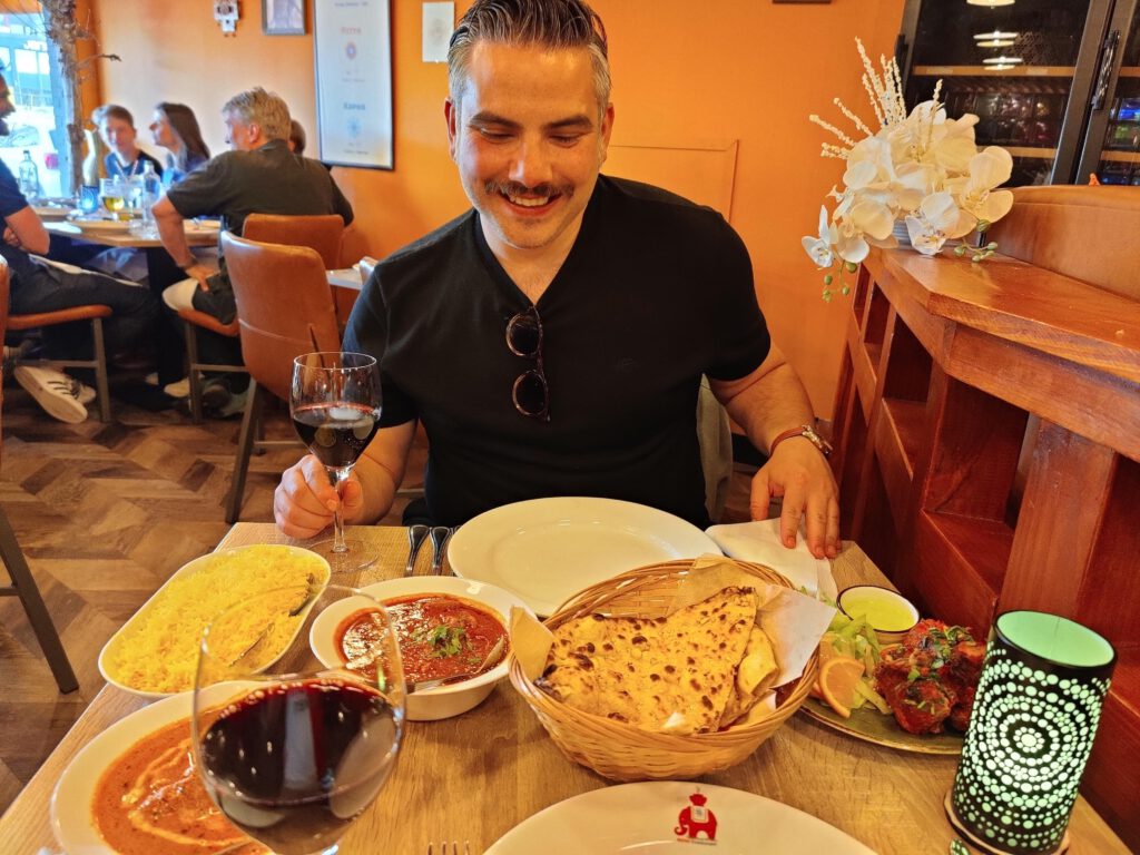 Abuzer-from-DutchReview-posing-with-the-food