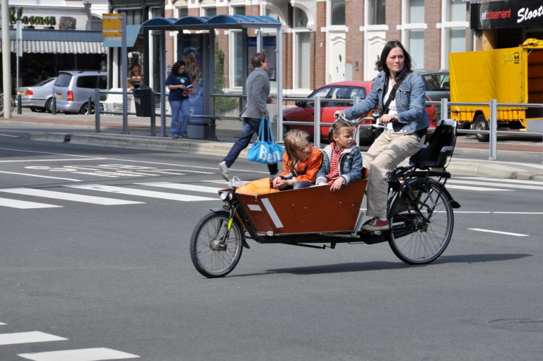 Dutch-woman-riding-children-in-a-bukfiets