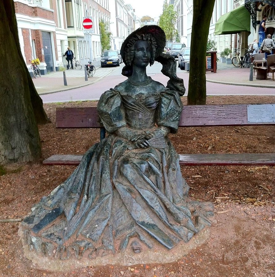 photo-of-the-statue-of-anna-paulowna