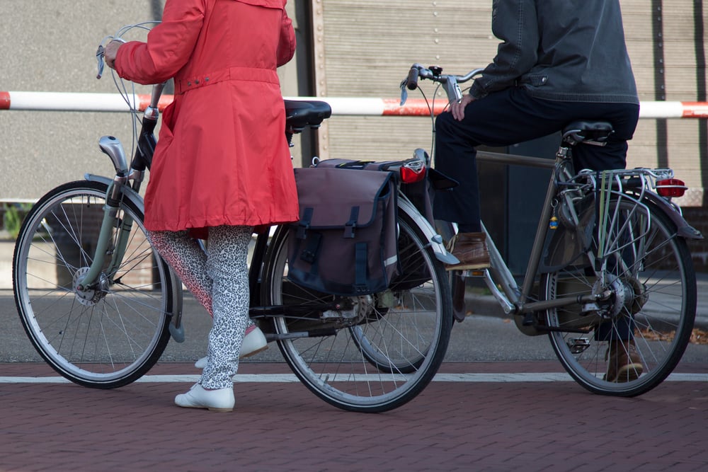 woman-waiting-for-traffic-light-with-saddle-bags-on-bike-in-netherlands 