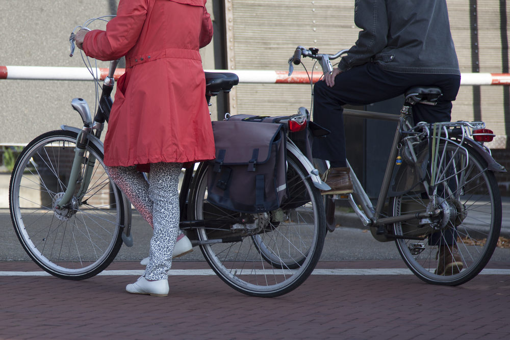 woman-waiting-for-traffic-light-with-saddle-bags-on-bike-in-netherlands 