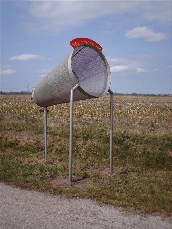 Photo-of-Dutch-bin-for-bike-paths-clever-Dutch-invention