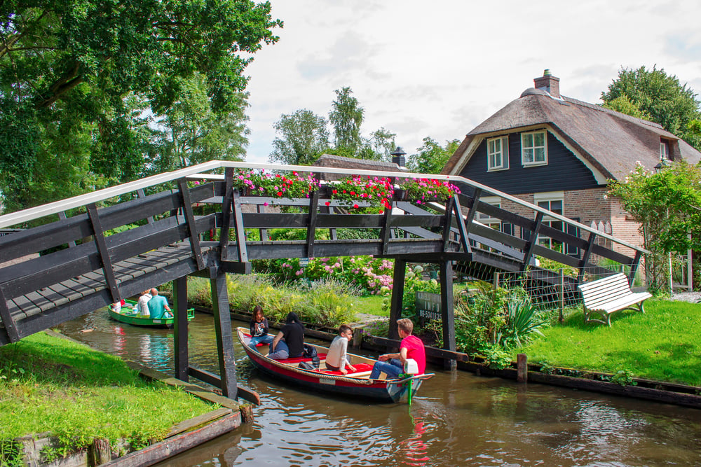 Rented-boats-on-canals-of-Giethoorn-Netherlands-with-bridge